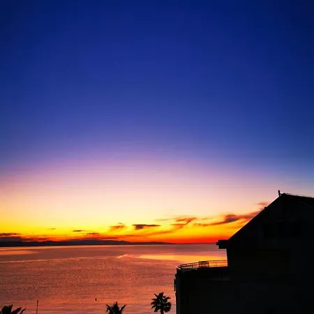 Apartment By The Sea *